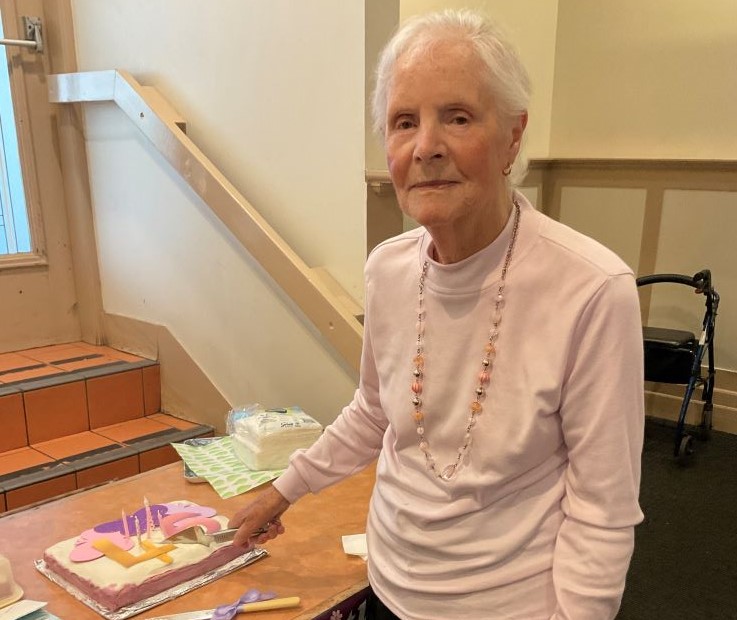 april-2025-beverley-cuts-the-cake