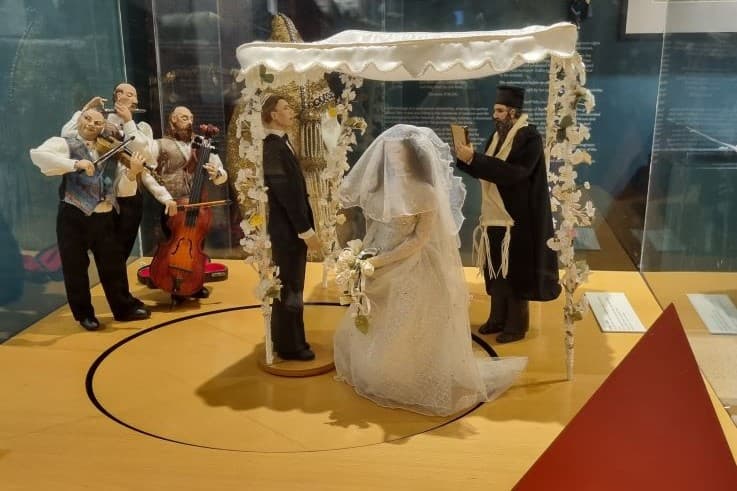 2024-outing-museum-wedding-scene